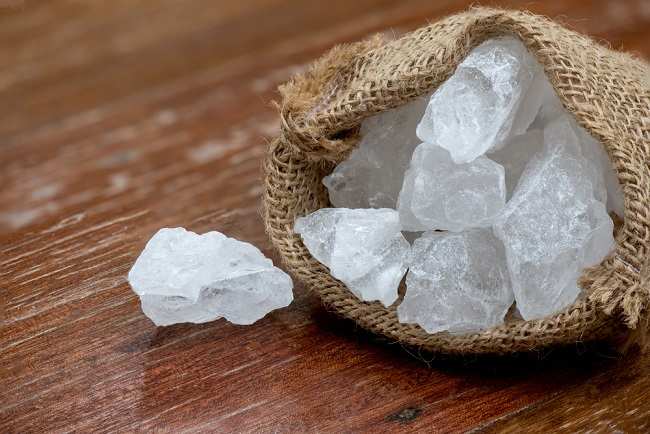 No Mahal Mahal! Cara Hilangkan Bau Badan dengan Tawas, Solusi Alami dan Murah!