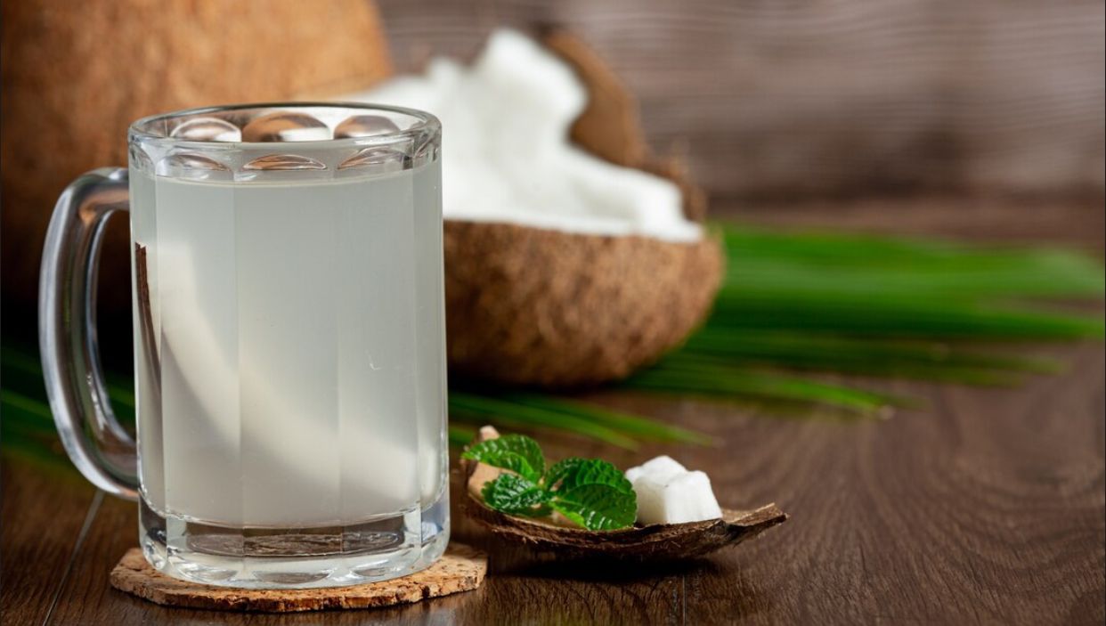 10 Alasan Mengapa Air Kelapa Menjadi Minuman Sehat yang Tepat di Cuaca Dingin