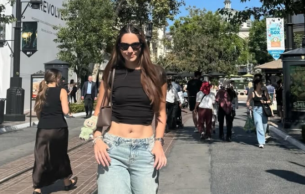 Gaya Kasual Elegan Nia Ramadhani dengan Crop Tank Top dan Jeans Longgar High-Waist