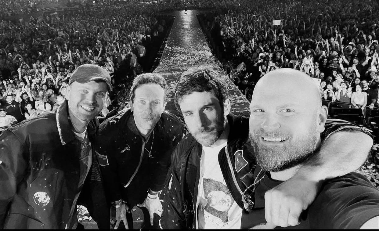 Usai Ungkap Perselingkuhan, Coldplay Tegaskan Tetap Pertahankan Kisscam Karena Alasan Ini!