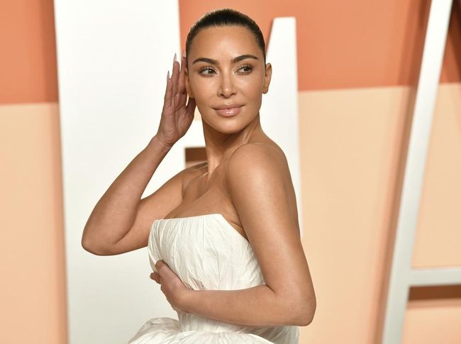 Pamer Perawatan Kecantikan di Korea Selatan, Kim Kardashian Bikin Netizen Heboh! Itu Jarum atau...