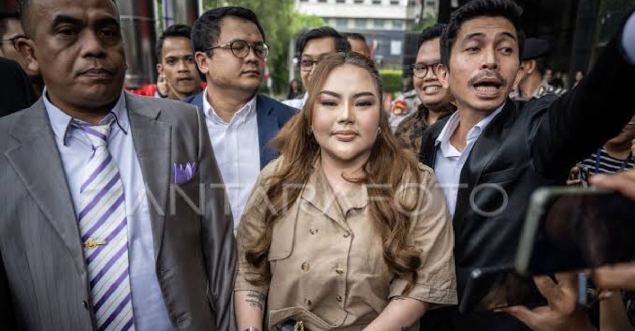 Penuhi Panggilan KPK, Lisa Mariana Akui Tak Bawa Bukti Tapi Makeup!