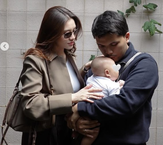 Makin Kece Badai! Gaya Kasual Elegan Aaliyah dalam Balutan Outerwear Earth Tone