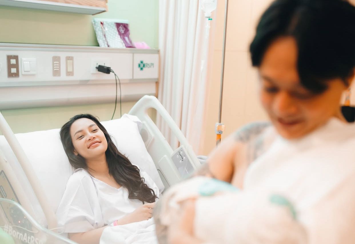 DJ Bravy Ungkap Alasan Tak Pakai Baju Saat Momong Baby Andrew, Ternyata Ini Manfaatnya!