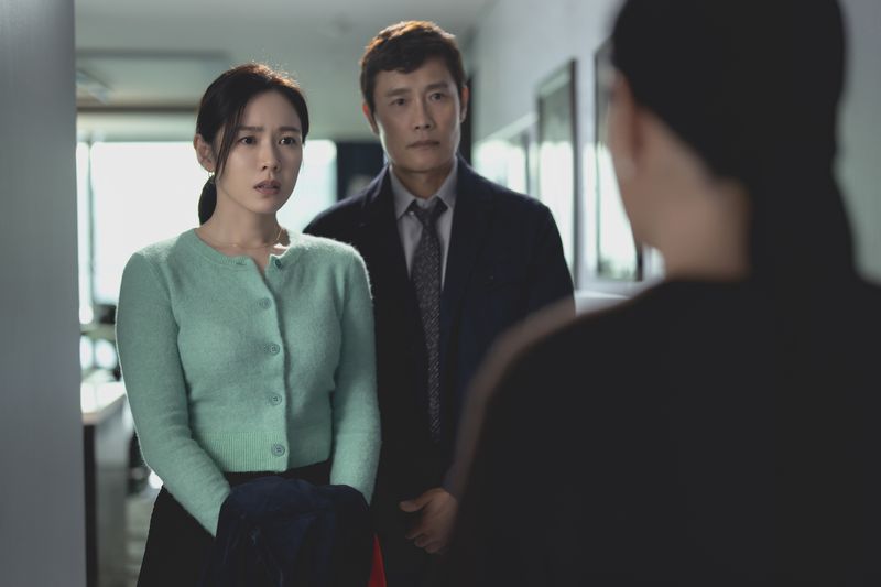 Dituduh Tak Ramah, Son Ye Jin Diserang Netizen, Ini Fakta Mengejutkan di Balik Ucapan Kontroversi Lee Byung Hun