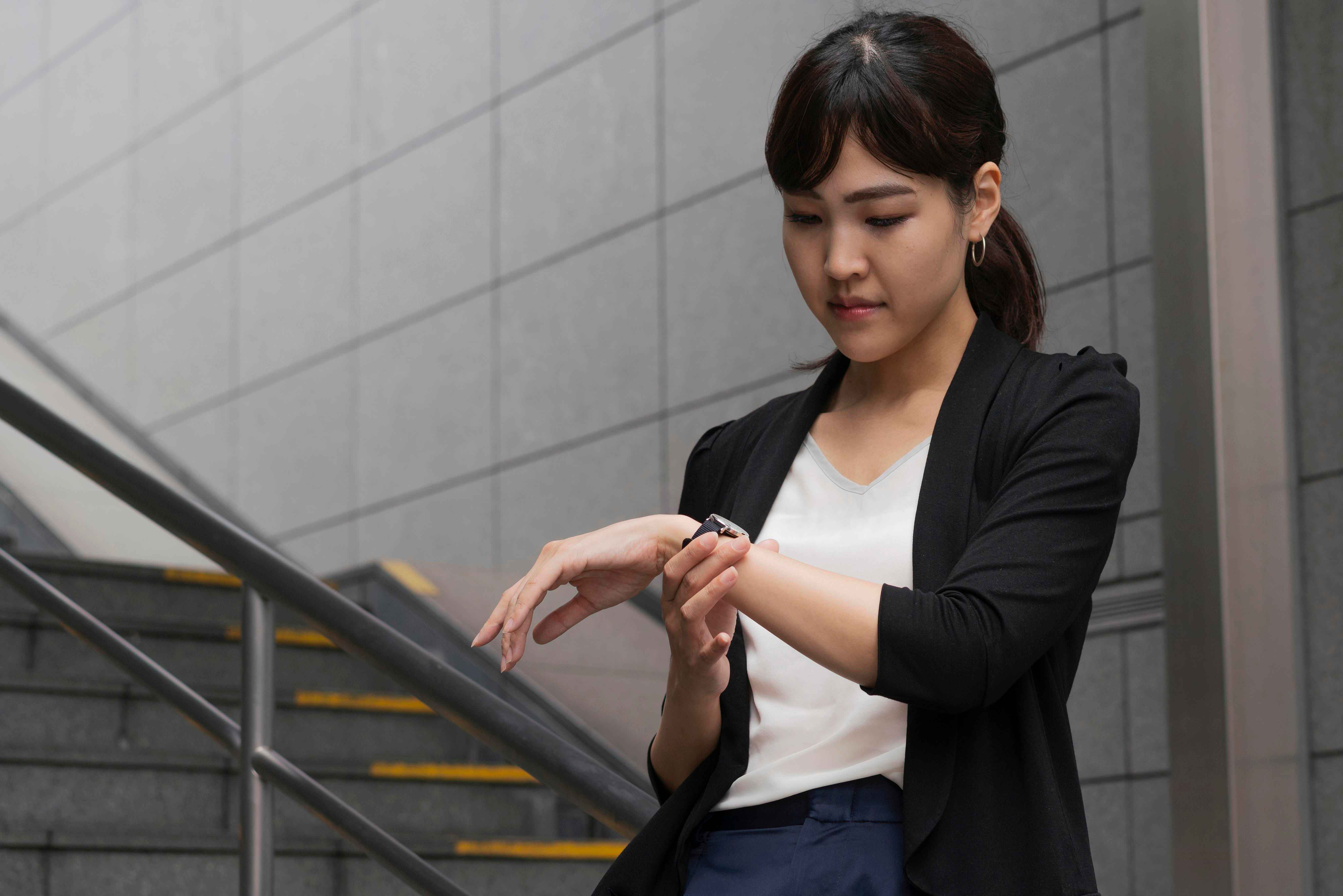 5 Tips Memilih Jam Tangan untuk Perempuan Bertubuh Berisi Biar Tetap Modis!