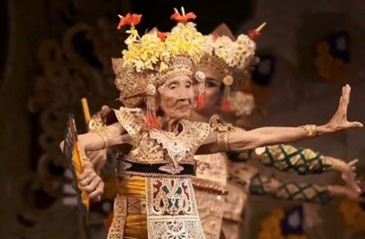 Mengenal Gusti Ayu Soli, Penari Legong Bali Inspiratif, Berusia 100 Tahun Tapi Masih Lincah di Atas Panggung!