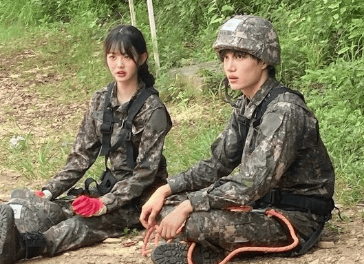 Pake Seragam Tentara! Jang Wonyoung IVE Mendadak Wajib Militer Bareng Kai EXO, Fans Heboh Lihat Aksi Kocak Mereka!