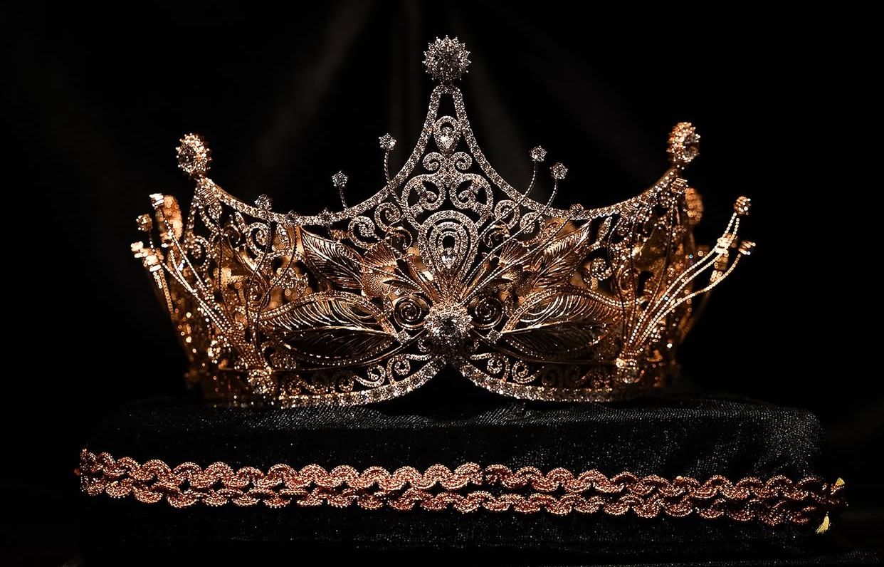 Cantik Banget! Intip Detail Mahkota Jiwanta Miss Universe Indonesia 2025 yang Sarat Filosofi