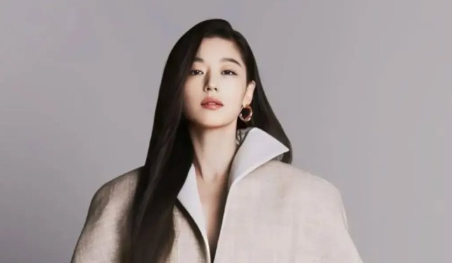 Jadi Ibu 2 Anak, Jun Ji Hyun Pamer Perut Six Pack di Pemotretan Terbaru!