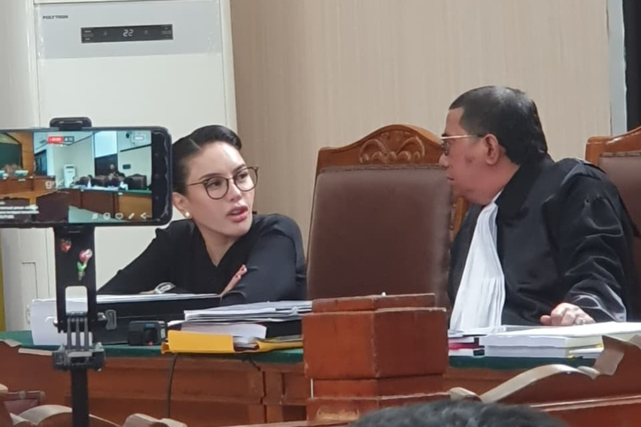 Meski Ngaku Sakit, Nikita Mirzani Tetap Panaskan Ruang Sidang dengan Tas Hermes dan Gaya Super Chic!
