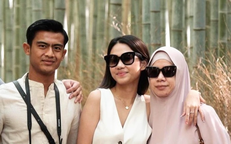 Diduga Sindir Pratama Arhan, Unggahan Ibu Azizah Salsha Bikin Netizen Murka: Gak Usah Playing Victim Umi!
