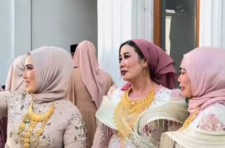 Pernikahan Adat Madura Ini Viral, Tamu Undangan Pakai Emas Segede Gaban! 'Toko Emas Berjalan' Jadi Tradisi Unik