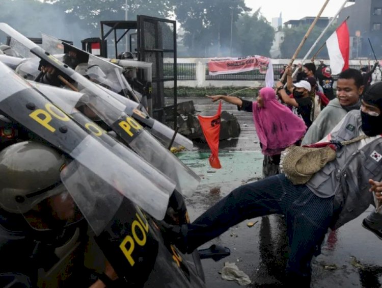 Aksi Emak-Emak Demo di DPR Viral: Bawa Toa, Lawan Polisi, Ancam Bakar Pagar!