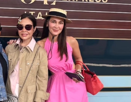 Aura Makin Terpancar! Luna Maya Tampil Anggun dengan Gaun Staud Apfel Halterneck Pink Seharga Rp5,2 Juta