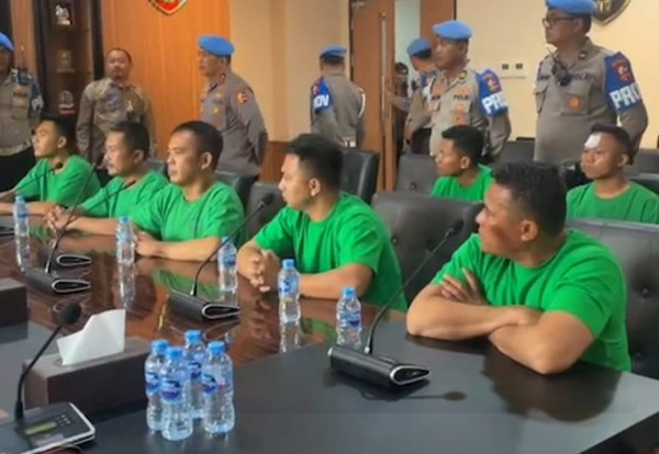 7 Brimob Pelindas Ojol Diperiksa, Wajah Tegang Tertangkap Kamera Publik