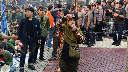 Tak Mau Kalah! Emak-emak Demo di Polda Metro, Bela Affan yang Dilindas Brimob, DPR Disebut Hanya Cocok Jadi Pelawak