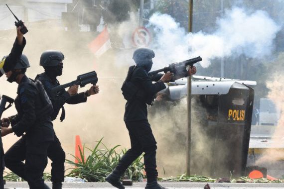 Efek Mengerikan Gas Air Mata Kedaluwarsa! Polisi Diduga Pakai Senjata Kimia Busuk Saat Usir Massa Demo