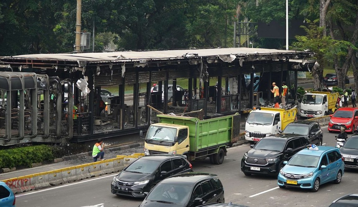 Halte TransJakarta Terbakar dan Rusak Parah Usai Demo: Daftar Lengkap dan Rute Alternatif yang Bisa Kamu Coba!