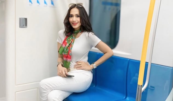 Diah Permatasari Tampil Menawan Saat Naik KRL, Pesona Awet Muda di Usia 54 Tahun Disorot!