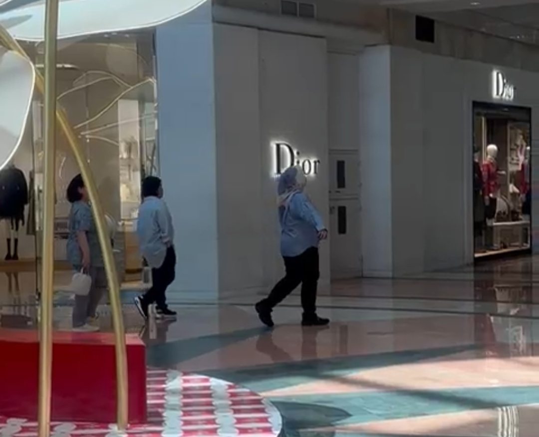 Pasca Demo Ricuh DPR, Plaza Senayan Kembali Diserbu Pengunjung, Toko Barang Branded Kembali Memajang Produk Usai Takut Dijarah Massa! 