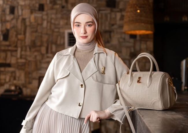 Auto Stylish! Ini Dia Cara Mix and Match Crop Blazer & Rok Plisket yang Bikin Kamu Jadi Pusat Perhatian