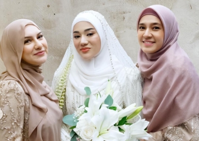 Tetap Modis dan Syari, Gaya Dhini Aminarti dan Irish Bella di Pernikahan Clara Shinta Jadi Sorotan!