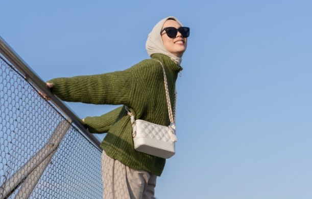 Cocok Buat si Pecinta Nongkrong! Inspirasi OOTD Street Style, Tetap Nyaman dan Classy!