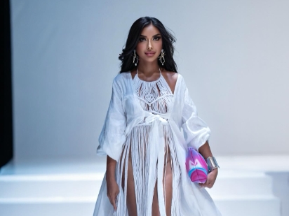 Melenggang di Bali Fashion Parade 2025, Gaun Millen Cyrus Bikin Gagal Fokus: Pake Daleman Gak Sih?
