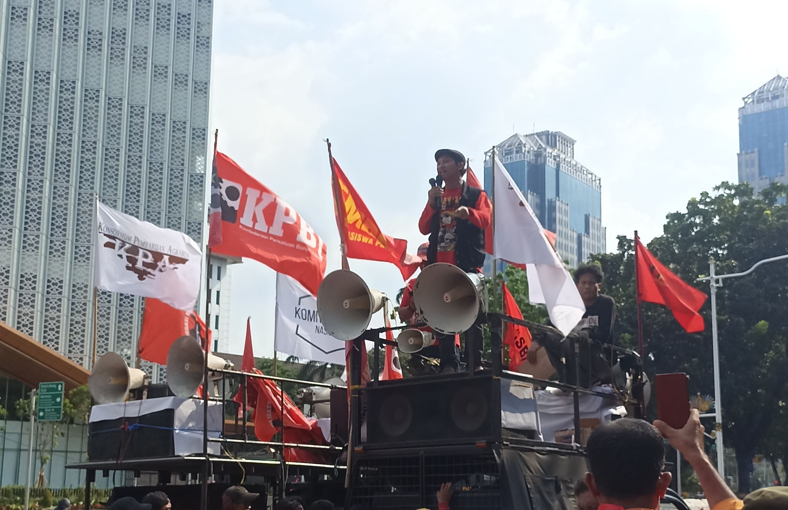 5 Tuntutan Massa Aliansi Buruh Demo di Patung Kuda, Dari Brutalnya Aparat Hingga Pajak yang Mencekik! 