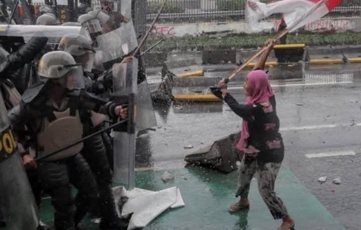 Disebut Simbol Perlawanan, Ibu Kerudung Pink di Demo DPR Dituding Jadi Provokator