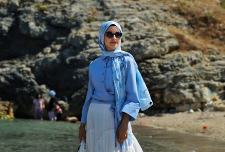 Anti Bau Ketiak! Ini OOTD Liburan Nyaman Seharian yang Bikin Kamu Tetap Fresh & Stylish