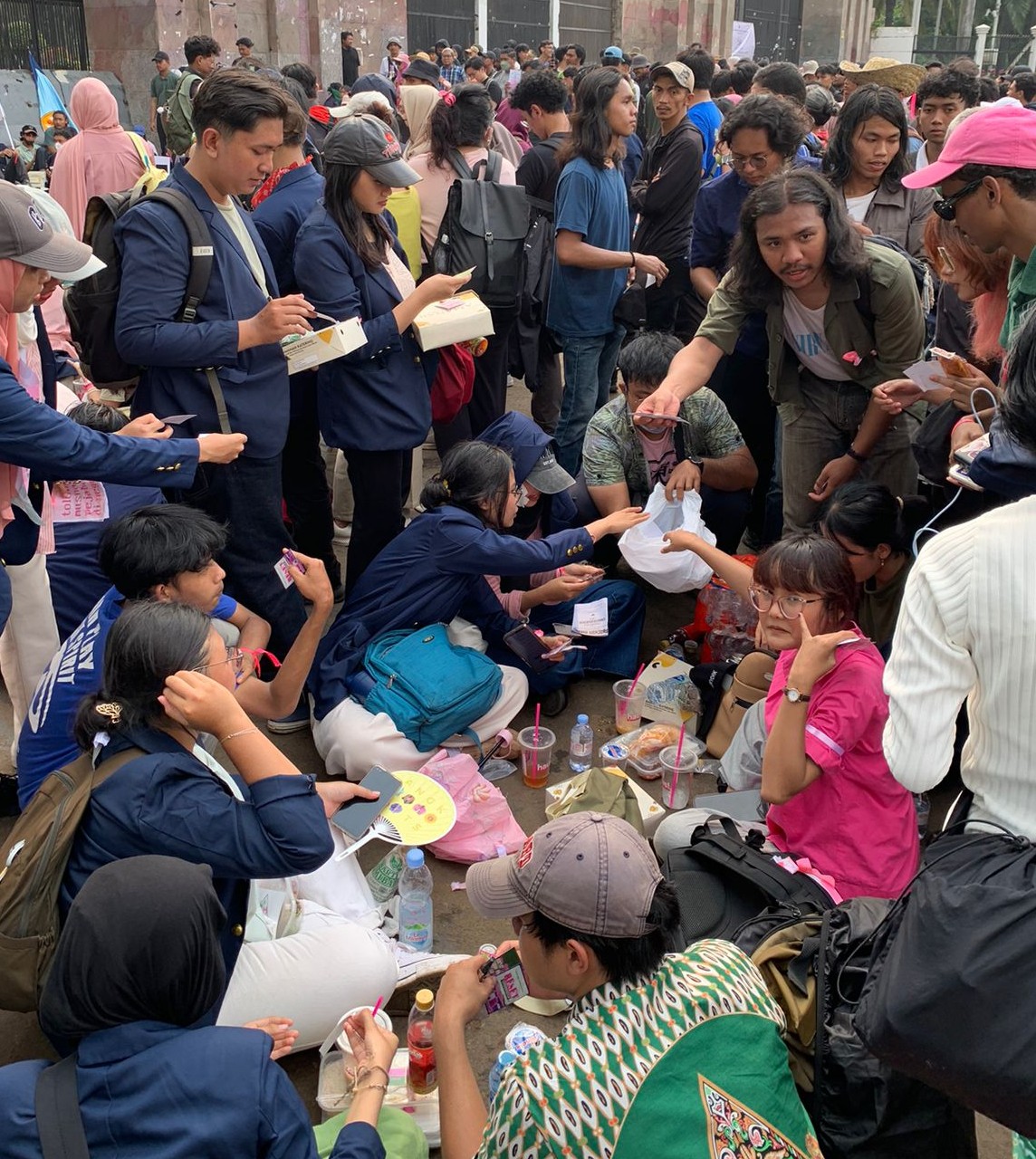 Hari Ini Mahasiswa Unpad ‘Piknik Nasional’ di DPR Tagih 17+8! Rakyat Pantau, Wakil Rakyat Malah Asik Hiling!