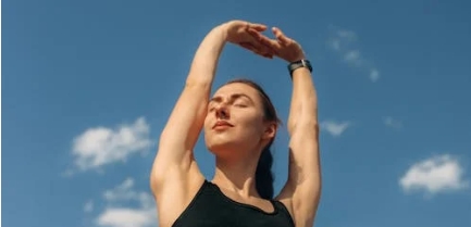 Wajah Glowing Tanpa Flek, Intip Cara Pakai Sunscreen yang Benar, Benarkah Harus 2 Ruas Jari?