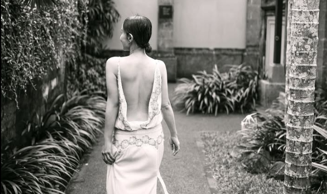 Tetap Memukai di Usia 44, Dearly Djoshua Tampil Elegan dengan Backless Dress!
