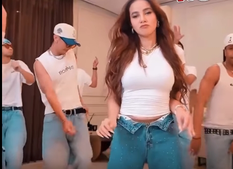 Olla Ramlan Joget Lincah Bareng Dancer, Celana Jeans Tak Dikancing Bikin Gagal Fokus!
