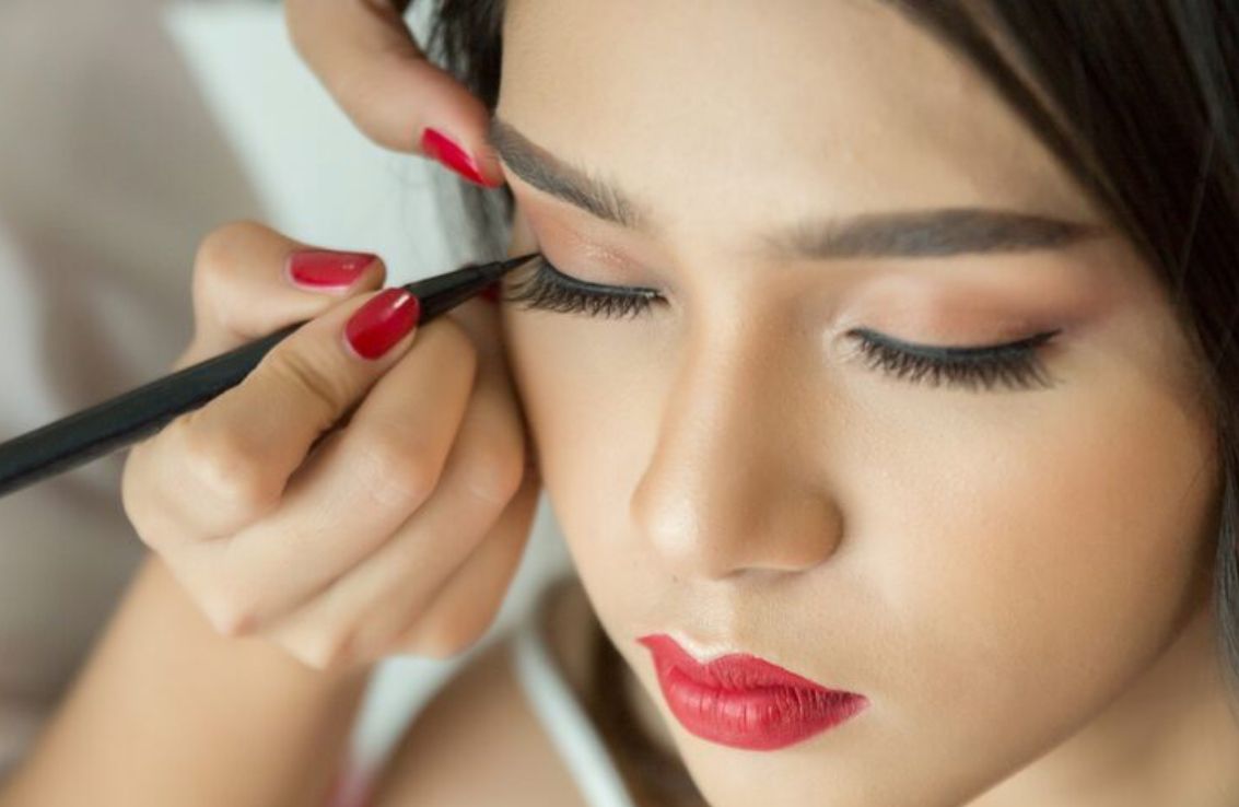 6 Cara Anti Gagal Memakai Eyeliner untuk Pemula, Bikin Mata Tajam dan Menawan
