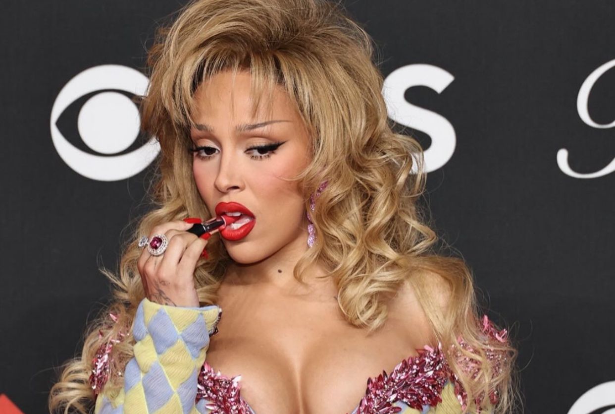 Penonton Syok, Doja Cat Tiba-Tiba Ngunyah Lipstik Saat Hadiri MTV VMA 2025