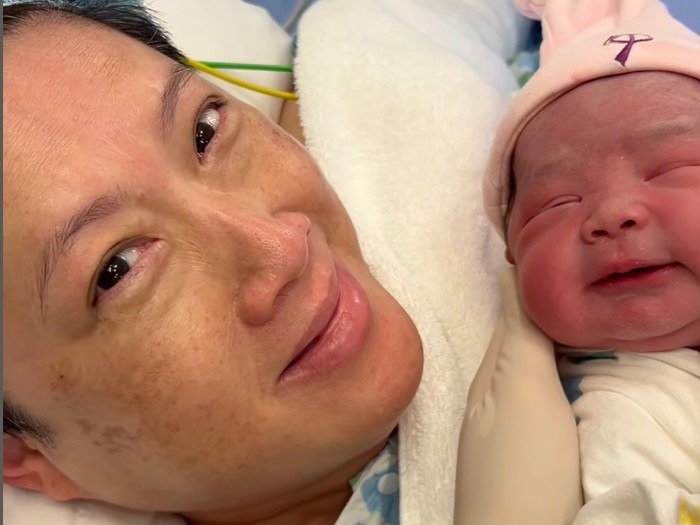 Heboh! Wanita 58 Tahun Melahirkan Lewat IVF, Kisah Inspiratifnya Guncang Media Sosial