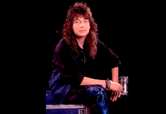 Eric Martin Disebut “Aki-Aki Cempreng” di Konser Dewa 19, Ini Profil dan Perjalanan Kariernya!