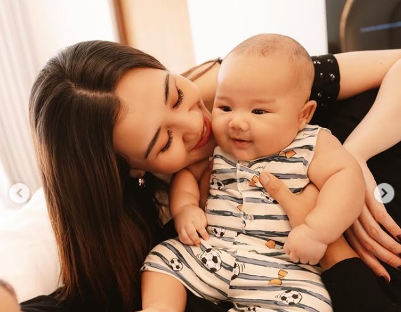 Akhirnya Go Publik! Thariq Halilintar dan Aaliyah Massaid Pamer Wajah Baby Arash