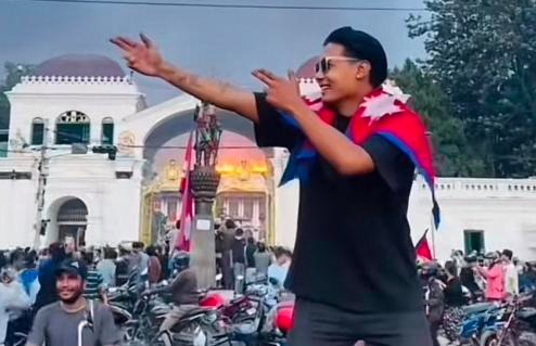 Gen Z Nepal Joget Pacu Jalur di Depan Gedung DPR yang Terbakar, Netizen: Demo atau Festival?