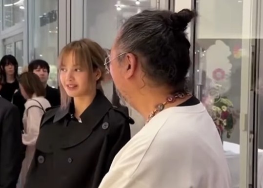 Wajah Asli Lisa BLACKPINK Tanpa Makeup di Pameran Murakami Bikin Netizen Tak Berkedip!