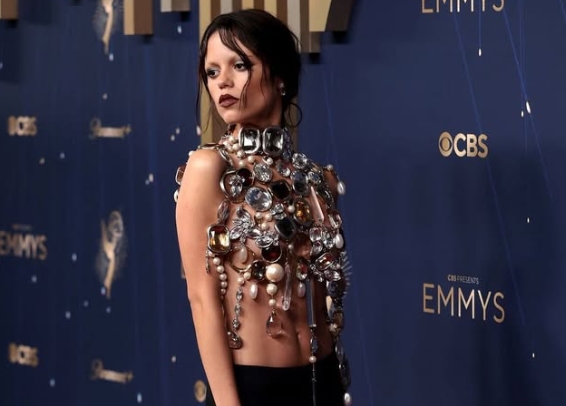 Tanpa Sehelai Benang! Jenna Ortega Tampil Nyentrik di Emmy Awards dengan Busana Givenchy Rancangan Sarah Burton