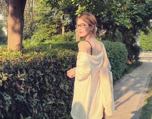 Bukan Sembarang Outfit! Inspirasi OOTD Casual Chic with Effortless Layering ala Zhao Lusi Tuai Atensi