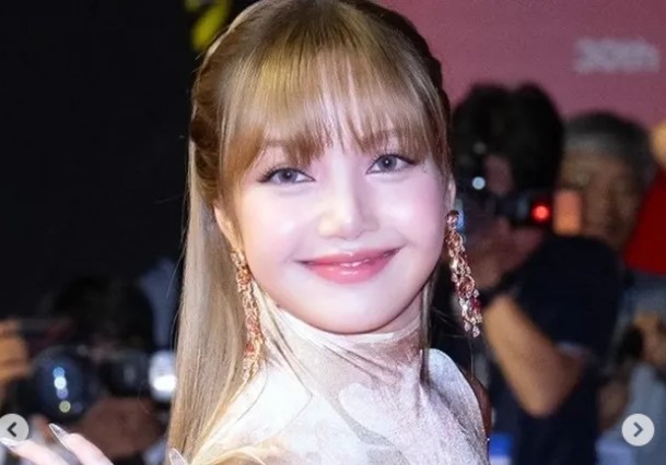 Lisa BLACKPINK Tebar Happy Virus di BIFF 2025, Gaun Bold dan Senyum Manis Jadi Sorotan