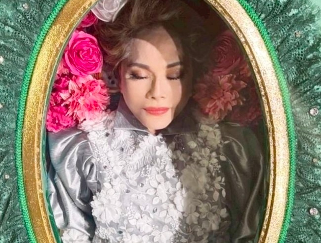 Pose Anggun Dewi Soekarno di Dalam Peti Mati Buat kaget, Tetap Memukau di Usia 85 Tahun