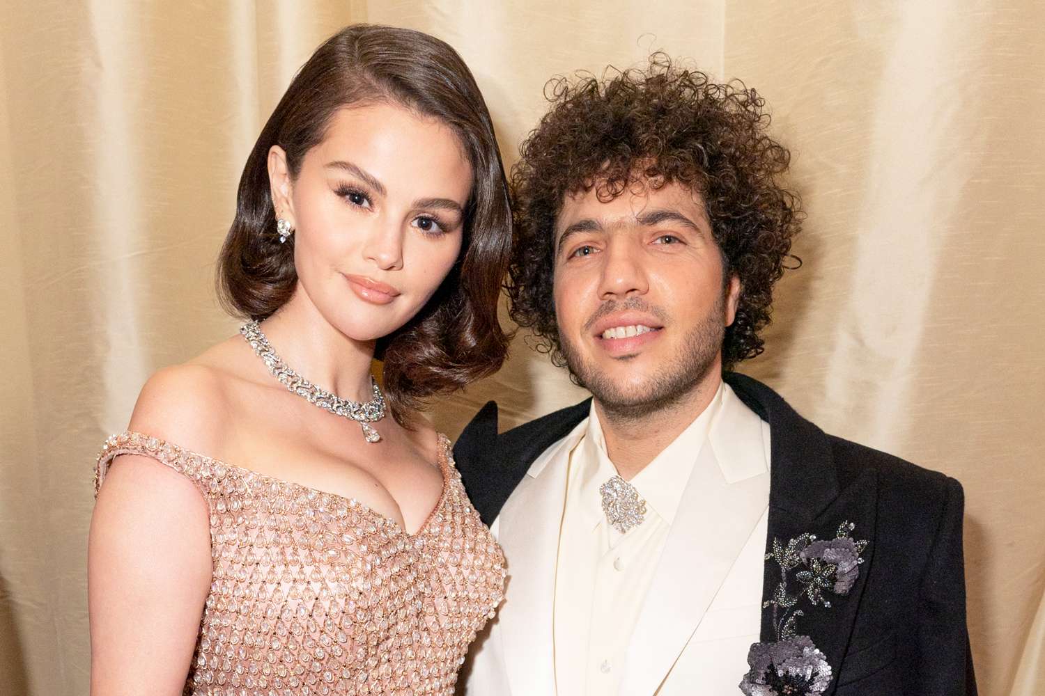 Selena Gomez dan Benny Blanco Diisukan Siap Gelar Pernikahan 'Misterius', Tanggal dan Lokasi Mewahnya Terungkap!