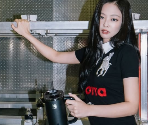 Kolaborasi Gila! Stanley 1913 Gandeng JENNIE BLACKPINK Rilis Tumbler Midnight Ruby, Siap Jadi Incaran Kolektor