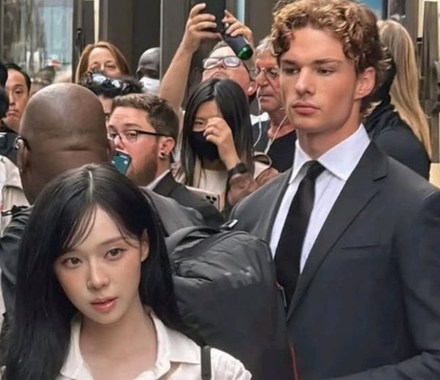 Bukan Bodyguard! Inilah Pria Misterius yang Dampingi Winter aespa di New York, Ternyata... 